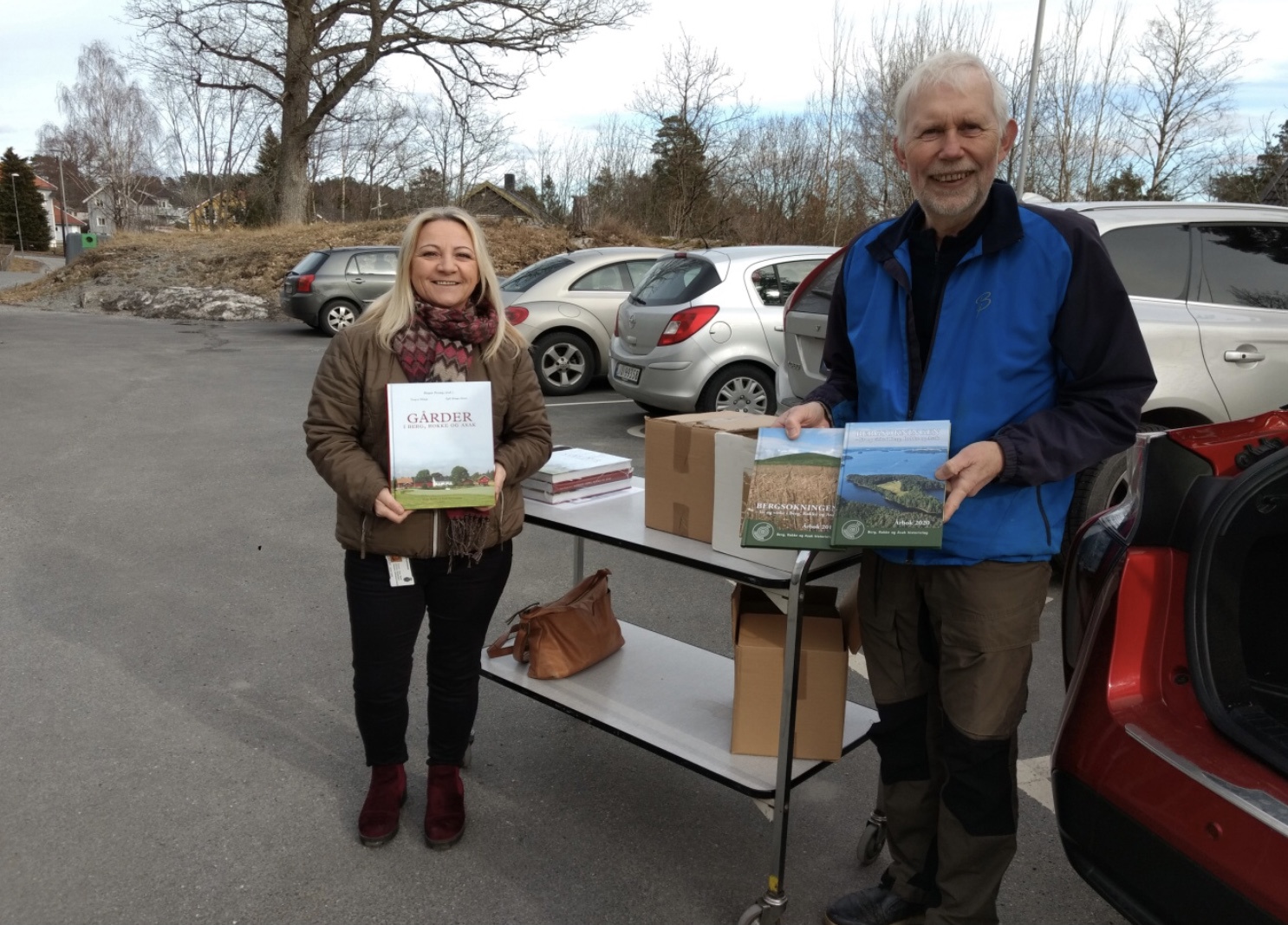 Utdeling av bøker til eldreinstitusjonene.